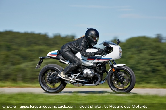 BMW R nineT Racer en pleine vitesse