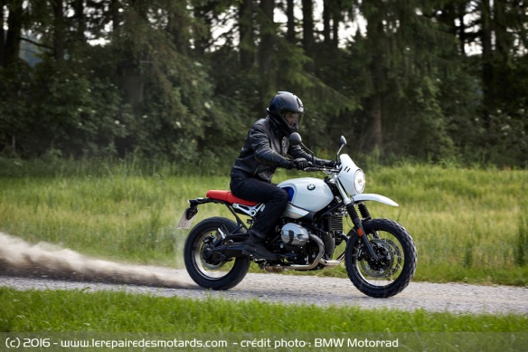 La BMW R nineT Urban G/S sur chemin La BMW R nineT Urban G/S sur chemin
