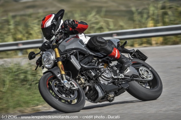 Ducati Monster 1200 S sur route