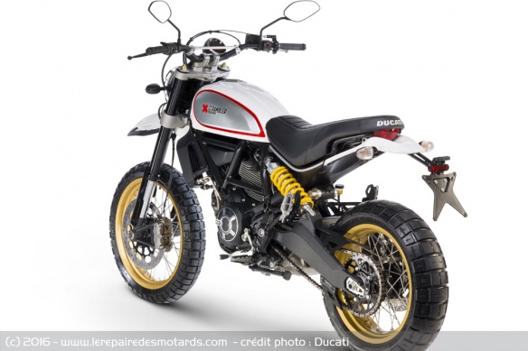 Ducati Scrambler Desert Sled blanc, trois quart arrière