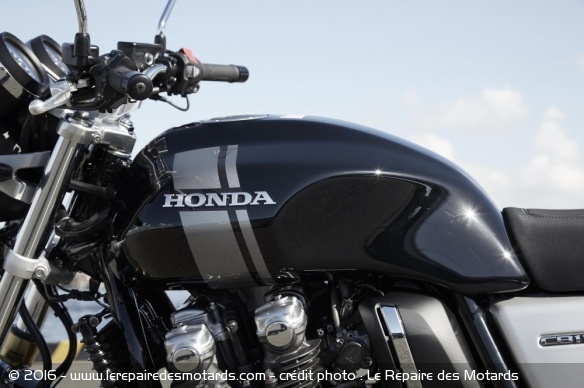 Honda CB 1100 RS, bandes sur le réservoir