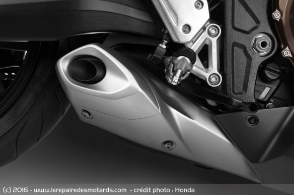 La ligne d'échappement reste sous la moto