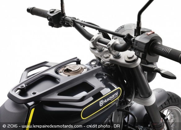 Husqvarna 401 Svartpilen, accroche sac de réservoir