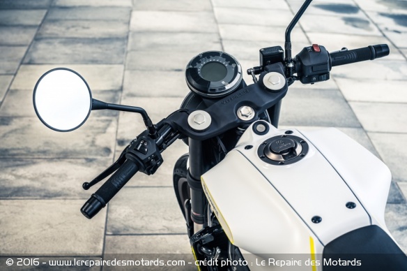 Husqvarna 401 Vitpilen, poste de conduite