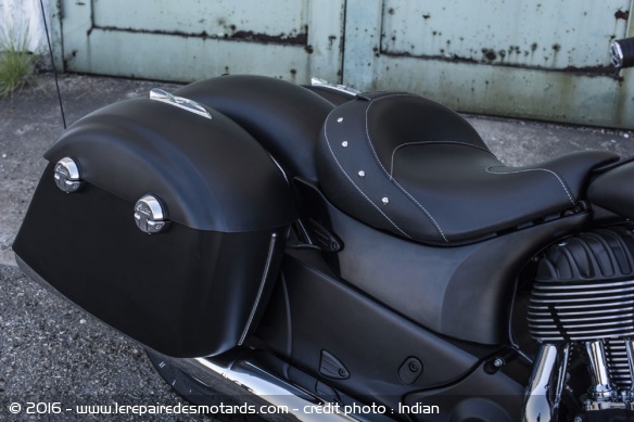 La selle monoplace et les valises latérales de la Chieftain Dark Horse
