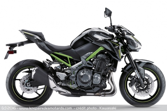 Kawasaki Z900 grise, noire et verte
