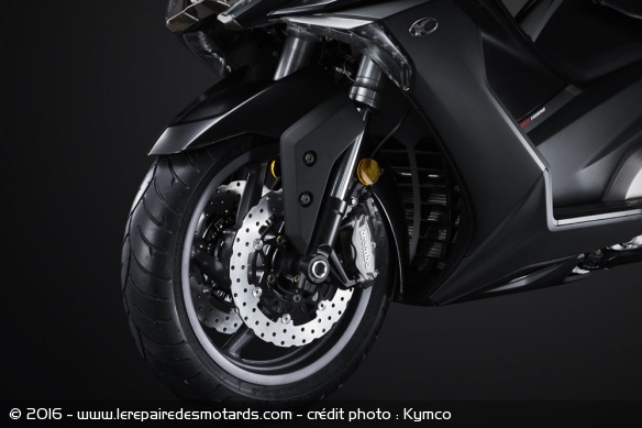 Le freinage est confié à Brembo et associé à un ABS Bosch Le freinage est confié à Brembo et associé à un ABS Bosch