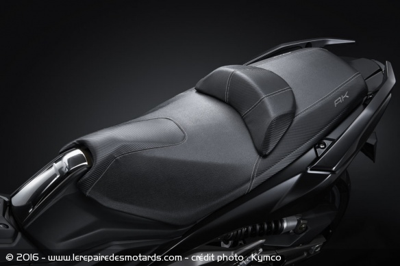 La selle est réalisée avec plusieurs textures différentes La selle est réalisée avec plusieurs textures différentes