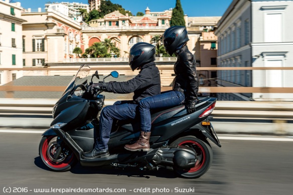 Maxi-scooter Suzuki Burgman 400 en duo