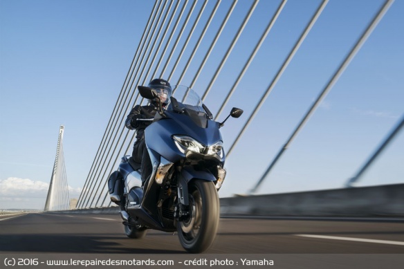 Le TMax DX se positionne comme le porte étendard de la gamme