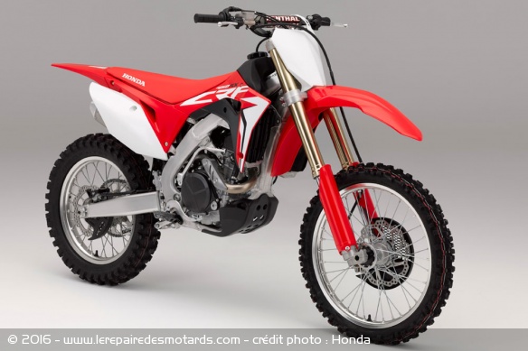 L'enduro CRF450RX s'appuie sur le moteur et le cadre de la motocross L'enduro CRF450RX s'appuie sur le moteur et le cadre de la motocross
