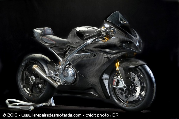 Norton V4 RR noire, en studio