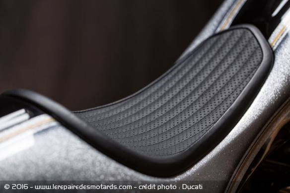 La coque intègre une selle pour le moins minimaliste