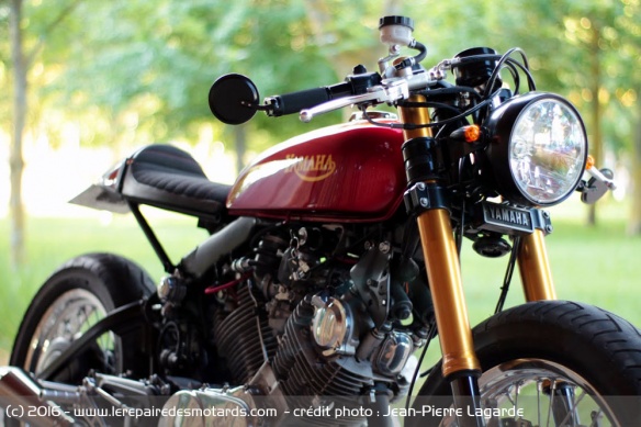 Guidons bracelets et compteur dépouillé : un vrai café racer