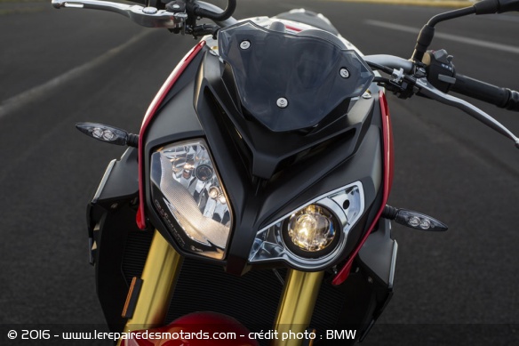 La S1000R conserve son regard asymétrique