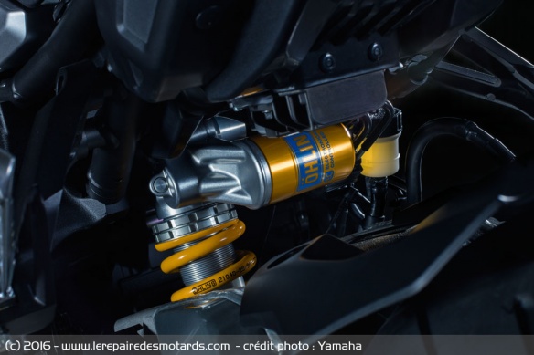 Les suspensions Öhlins s'adaptent automatiquement pendant le roulage Les suspensions Öhlins s'adaptent automatiquement pendant le roulage
