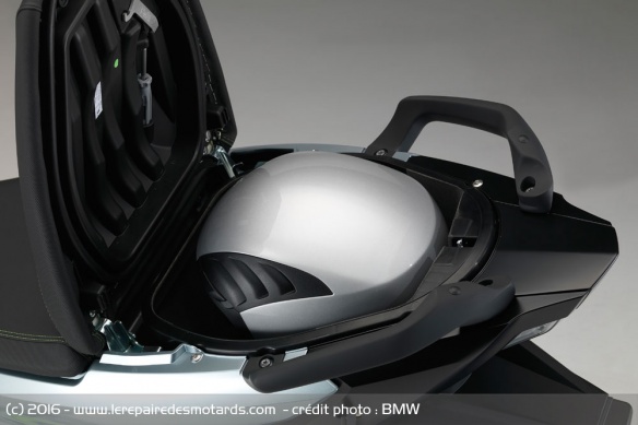 Le coffre permet de loger un casque jet