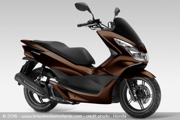 Le PCX se pare également d'un nouveau coloris marron pour 2017