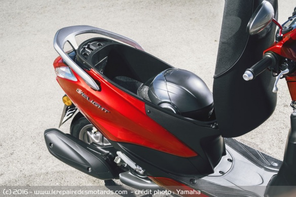 Le coffre devrait pouvoir abriter un casque intégral