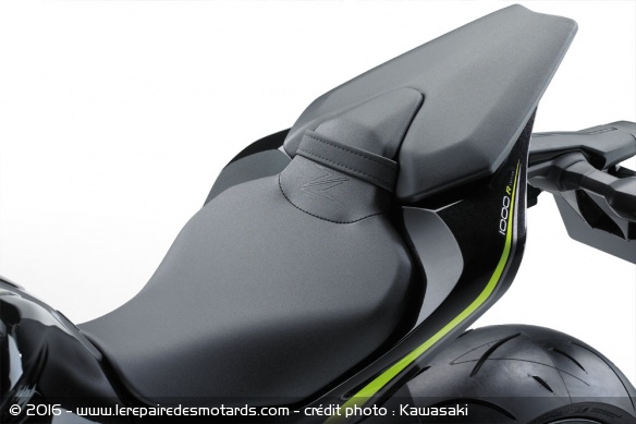 La selle arbore le logo Z en relief