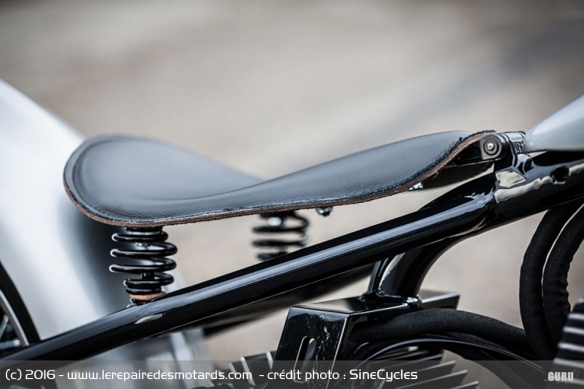 La selle minimaliste est à l'image du custom