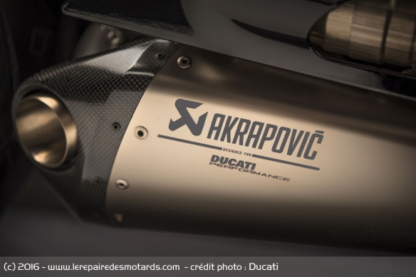 On retrouve également un échappement Akrapovic d'origine On retrouve également un échappement Akrapovic d'origine