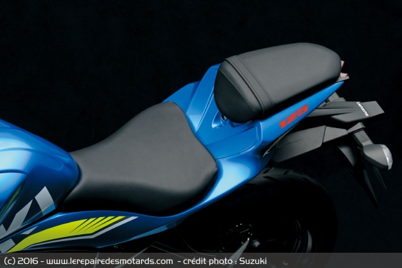 Comme sur la sportive, la selle est en deux partie
