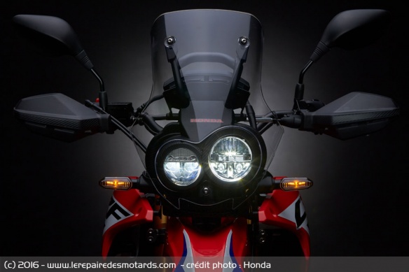 Le constructeur nippon opte pour un optique asymétrique