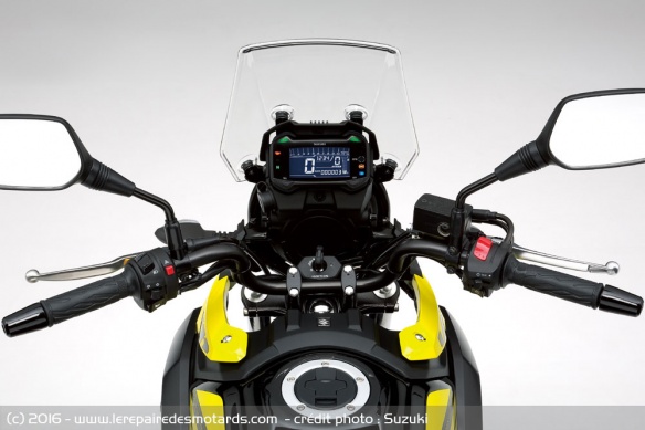 La V-Strom emprunte le compteur de la GSX-250R mais se pare d'un guidon relevé