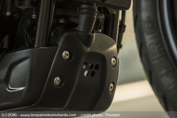 La Street Scrambler se dote d'un sabot moteur