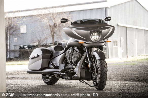 Victory Magnum X-1 Stealth Edition trois quart avant