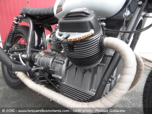 Moto Guzzi MCSO Performance : clignotants dans pare-cylindres