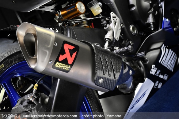 La R6 se pare d'un silencieux Akrapovic Evo en titane