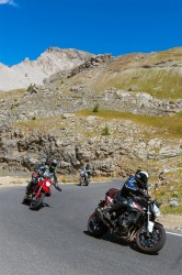 La vallée de l'Ubaye invite les motards - crédit photo : Manu Molle