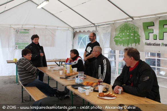Des motards autour d'un café !