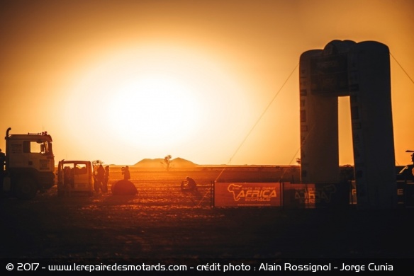 Le soleil se couche sur le Bivouac