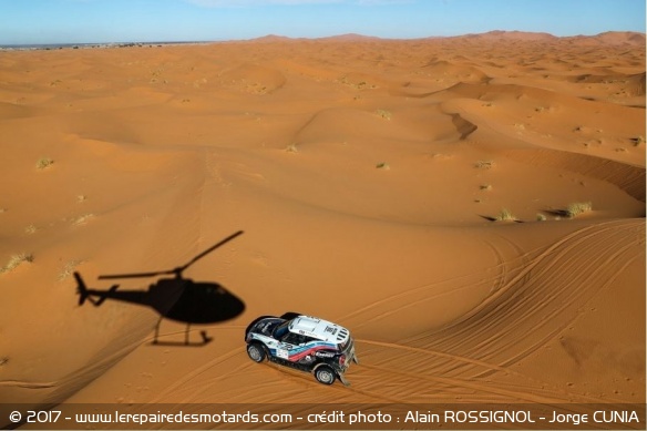 Vladimir Vasilyev attaque les dunes sur sa Mini