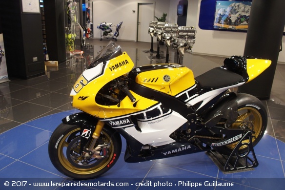 Ambiance du mag : collection de moteurs derrière une M1