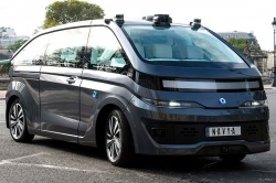 Un taxi 100% autonome à Paris - crédit photo : Navya