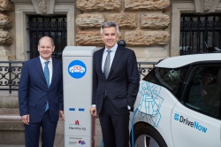 Olaf Scholz, Maire de Hambourg et Peter Scwharzenbauer, membre du directoire de BMW AG