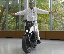 La moto auto-stabilisée en action