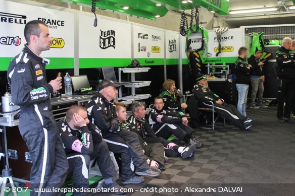 Les mécanos Kawasaki reprennent leur esprits devant les images de la course