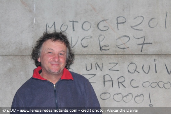 Pascal, devant son slogan pour Johann Zarco !