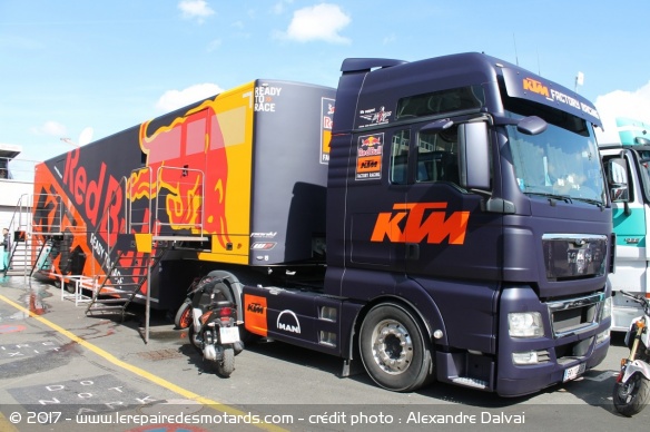 Le paddock, côté camions !