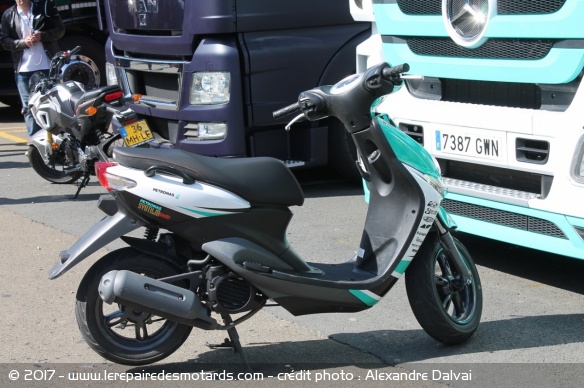Le paddock dispose de scooter aux couleurs des équipes