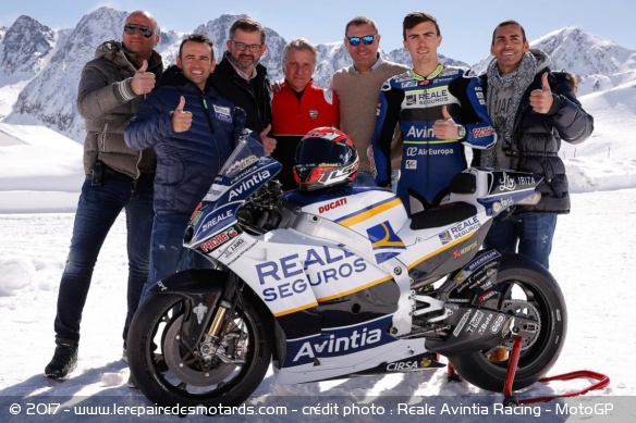 Le team autour de la moto
