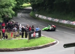 Tourist Trophy : un sidecar fonce dans la foule