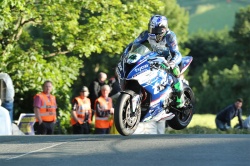 Ian Hustchinson mène les 1ères qualifs du RST Superbike - crédit photo : IOMTT