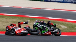 Chaz Davies chute devant Jonathan Rea (Crédit : worldsbk.com)