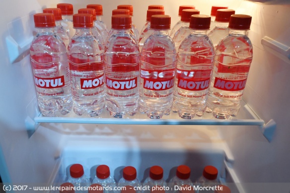Bouteilles eau siglées Motul